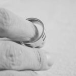 Nusprendus pasukti skirtingais keliais: skyrybų dokumentai ir santuokos nutraukimas