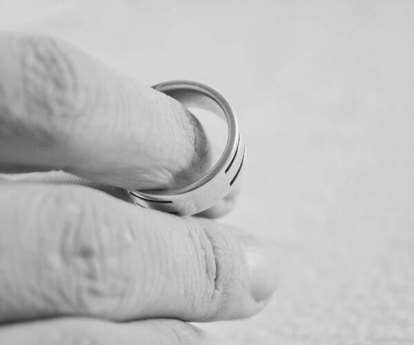 Nusprendus pasukti skirtingais keliais: skyrybų dokumentai ir santuokos nutraukimas