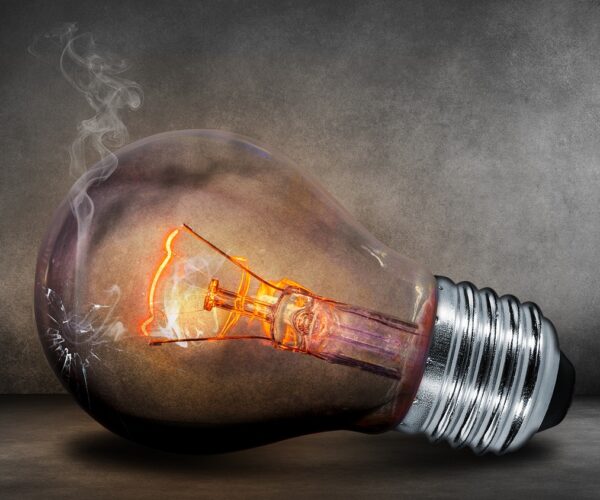 Įtampos kontrolės relė: elektros sistemų stabilumo garantas